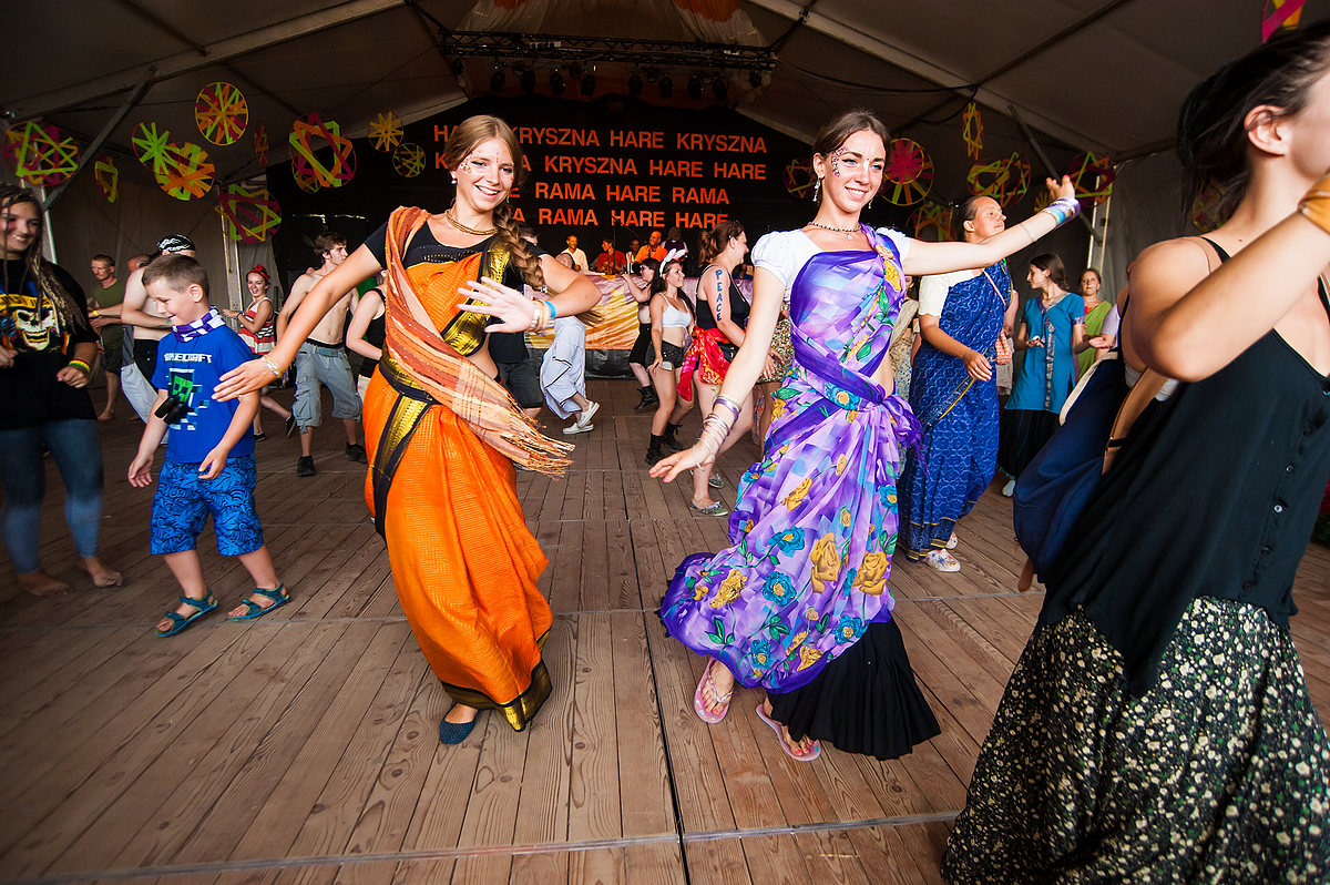 Tańce podczas śpiewania maha mantry (Woodstock 2013 - Pokojowa Wioska Kryszny)